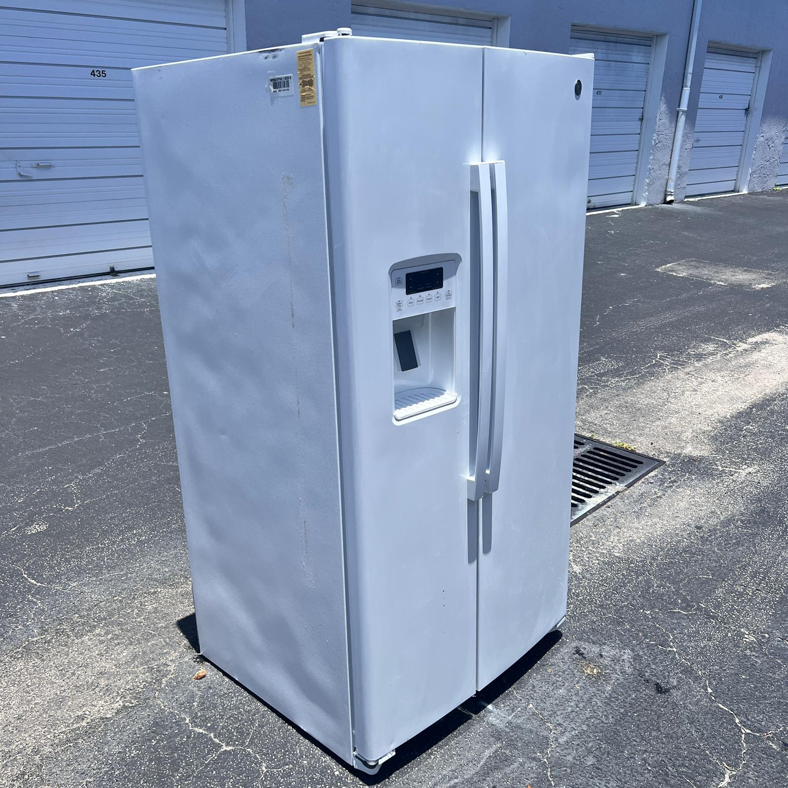 GE Side By Side Refrigerator. 3 MONTHS OLD! GE Side By Side Refrigerator. 3 MONTHS OLD!